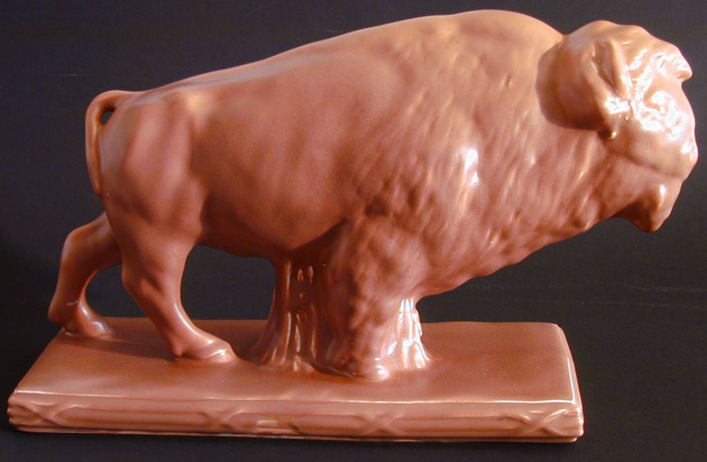 Questa rara e sostanziosa scultura, rifinita con uno smalto marrone rubicondo su una base classica, è stata prodotta dalla Mosaic Tile Company di Zanesville, Ohio.  La Mosaic Tile fu fondata da Karl Langerbeck e Herman Mueller nel 1894 e produsse