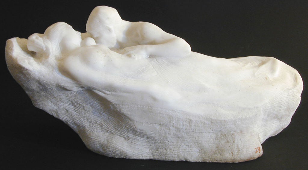 Pleine de tendresse et d'amour familial, cette sculpture en marbre est l'une des plus belles œuvres de Chester Beach, l'un des principaux sculpteurs américains des années 1920, 1930 et 1940. Beach a sculpté un certain nombre de monuments publics