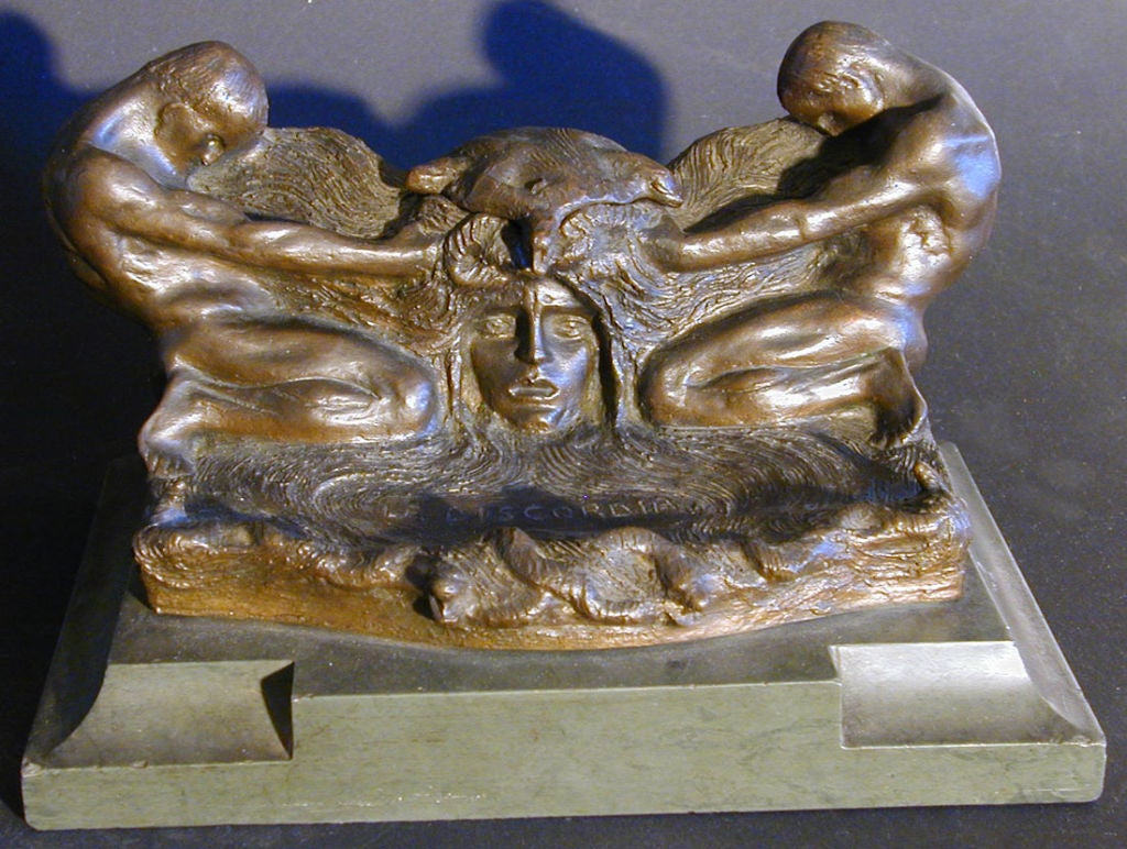 Con serpenti e due potenti uomini nudi che afferrano le ciocche di una testa a bocca aperta, questo sorprendente bronzo simbolista mostra l'influenza dell'Art Nouveau al suo apice a cavallo del XX secolo.  Scolpito da Giovanni Alloati, che studiò