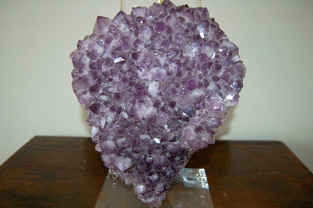 Purple Heart Shaped Amethyst Table Lamp In Excellent Condition For Sale In Little Rock, AR