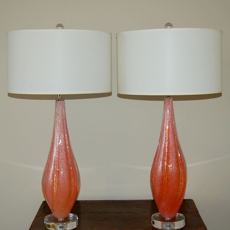 Hollywood Regency Nectarine Pulegoso Winged Murano Lamps on Lucite For Sale