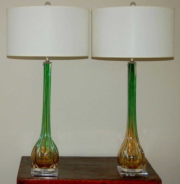 Mid-Century Modern Matched Pair of Finned Murano Lamps in Green and Gold For Sale
