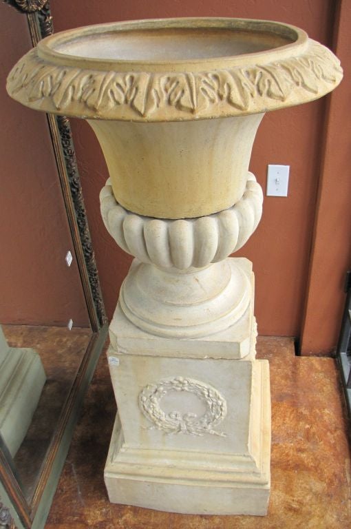 English Large Pair of 18th Century Terracotta Urns For Sale