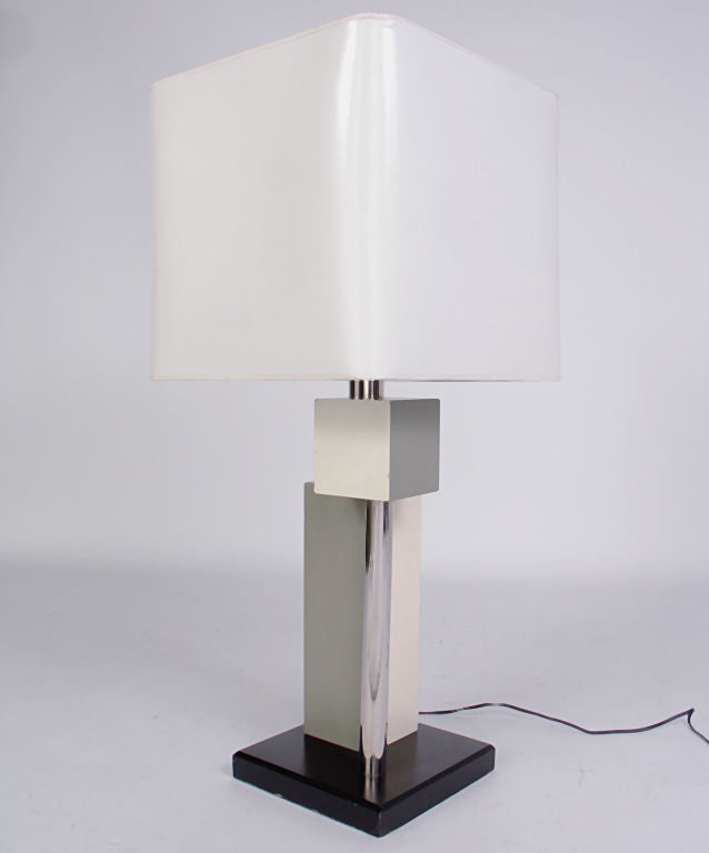 Großformatige konstruktivistische Lampe, ca. 1960. Er hat eine sehr skulpturale Form und ist in Grautönen und Weiß gehalten, mit einem schwarz lackierten Sockel und verchromten Details. Es handelt sich um eine sehr große Lampe mit einer