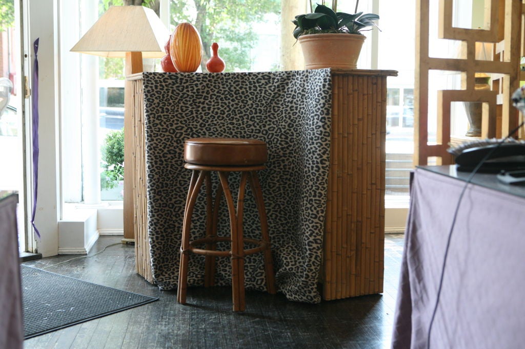 Rattan & Ash Tiki Bar<br />
Formica bar top<br />
Vinyl seats with Rattan based stools<br />
Interior Shelves & Locking Cabinet