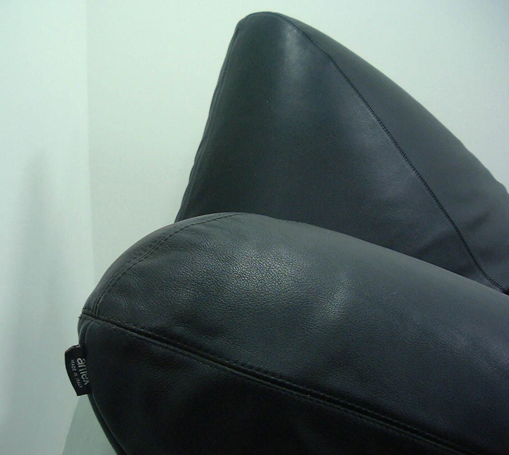 Transformable bench/sofa in top grain black leather by Fabrizio Ballardini. Produced by Arflex Italy
