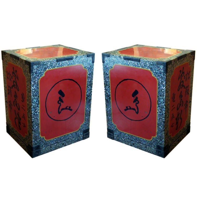 PAIR OF JAPANESE RED LACQUER AND MOTHER OF PEARL CAKE BOXES For Sale