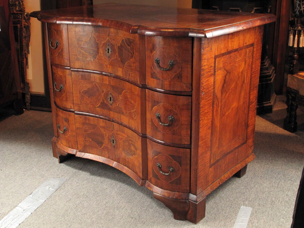 Fine diminutive German Baroque serpentine front walnut veneered and inlaid chest of drawers.