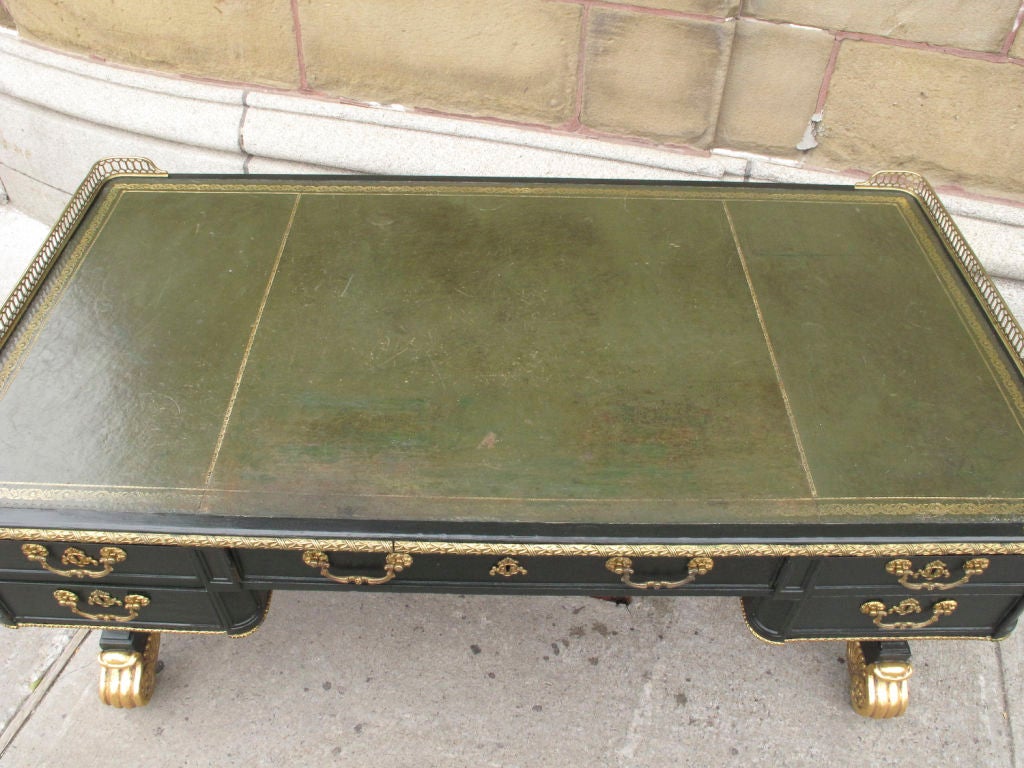 Exquisite William IV Period Green-Painted Writing Desk In Good Condition In Montreal, QC