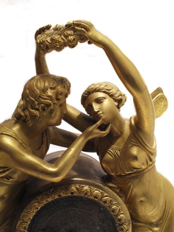 Français Horloge d'époque Empire en bronze doré en vente