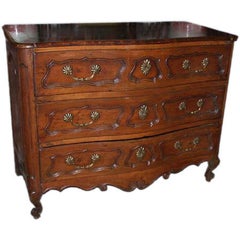 Commode provinciale Louis XV en noyer serpentin