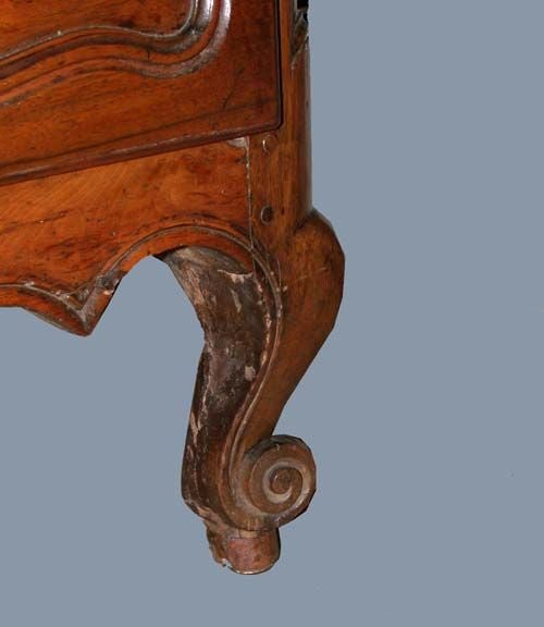 Louis XV Provincial Walnut Serpentine Commode In Good Condition For Sale In Montreal, QC