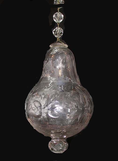 

Este cristal báltico del siglo XVIII y  seis brazos  se cuelga la lámpara de araña
con colgantes de cristal antiguo en forma de racimos de uvas, flores y hojas.  
Tiene un vástago de hierro revestido de vidrio soplado y tallado,  terminando con un