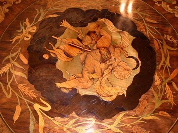 Victorian Walnut and Marquetry Tilt Top Centre Table In Good Condition In Montreal, QC