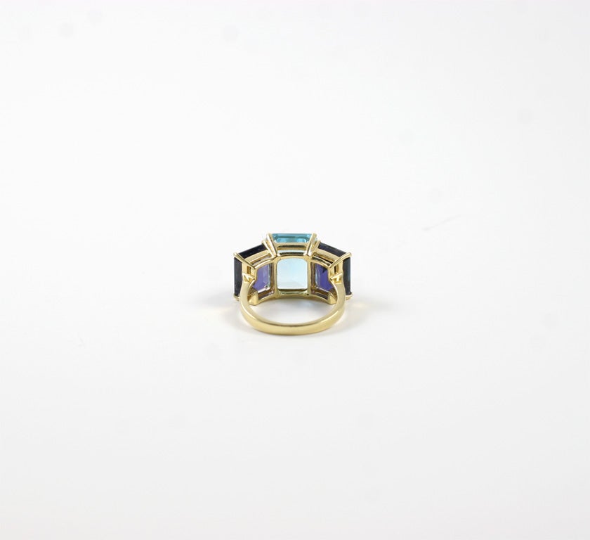 18 Karat Gelbgold Smaragdschliff Ring mit blauem Topas und Iolith im Zustand „Neu“ im Angebot in New York, NY