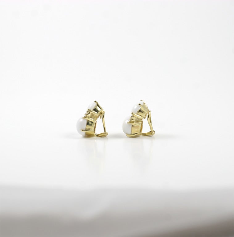 Christina Addison bespoke Large 18kt yellow gold GUM DROP™ earrings with white jade (approximately 15 cts) 4 diamonds weighing 0.40 cts.

Specifications: Height: 3/4