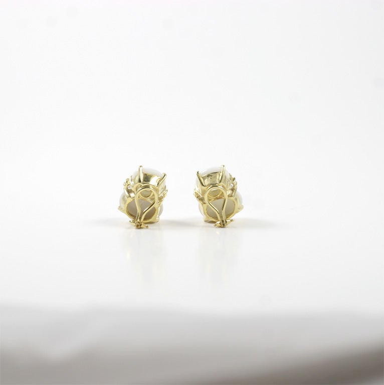 Große GUM DROP™-Ohrringe mit Cabochon aus weißer Jade und Diamanten (Zeitgenössisch) im Angebot