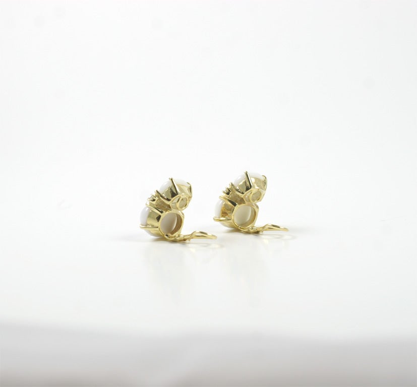 Große GUM DROP™-Ohrringe mit Cabochon aus weißer Jade und Diamanten im Zustand „Neu“ im Angebot in New York, NY