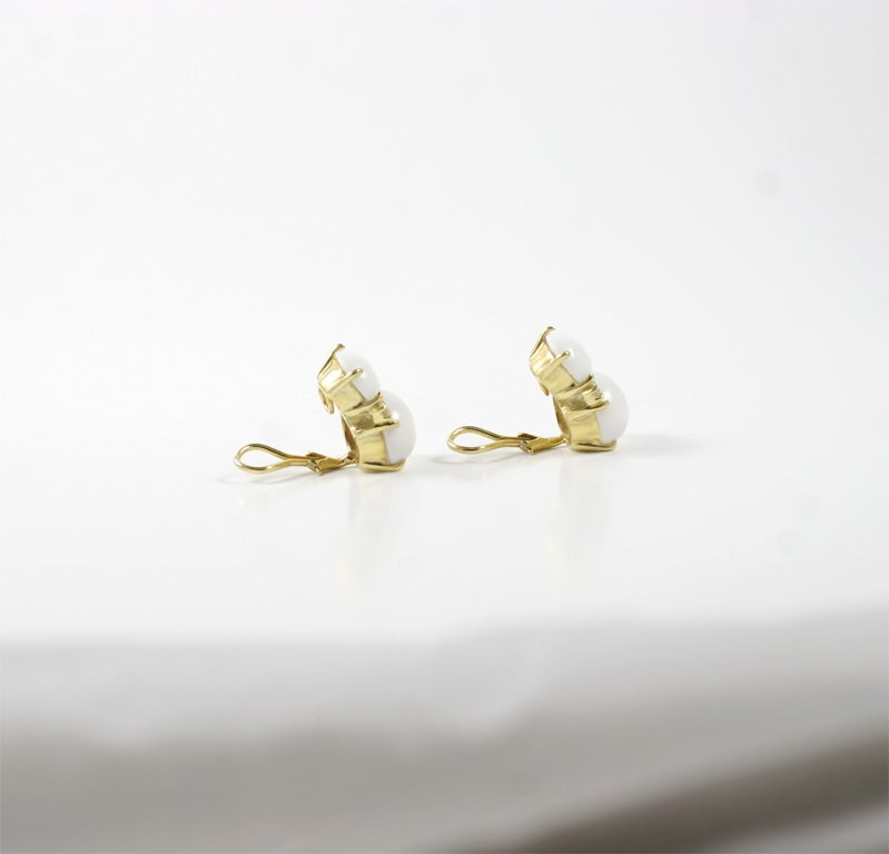 Große GUM DROP™-Ohrringe mit Cabochon aus weißer Jade und Diamanten Damen im Angebot