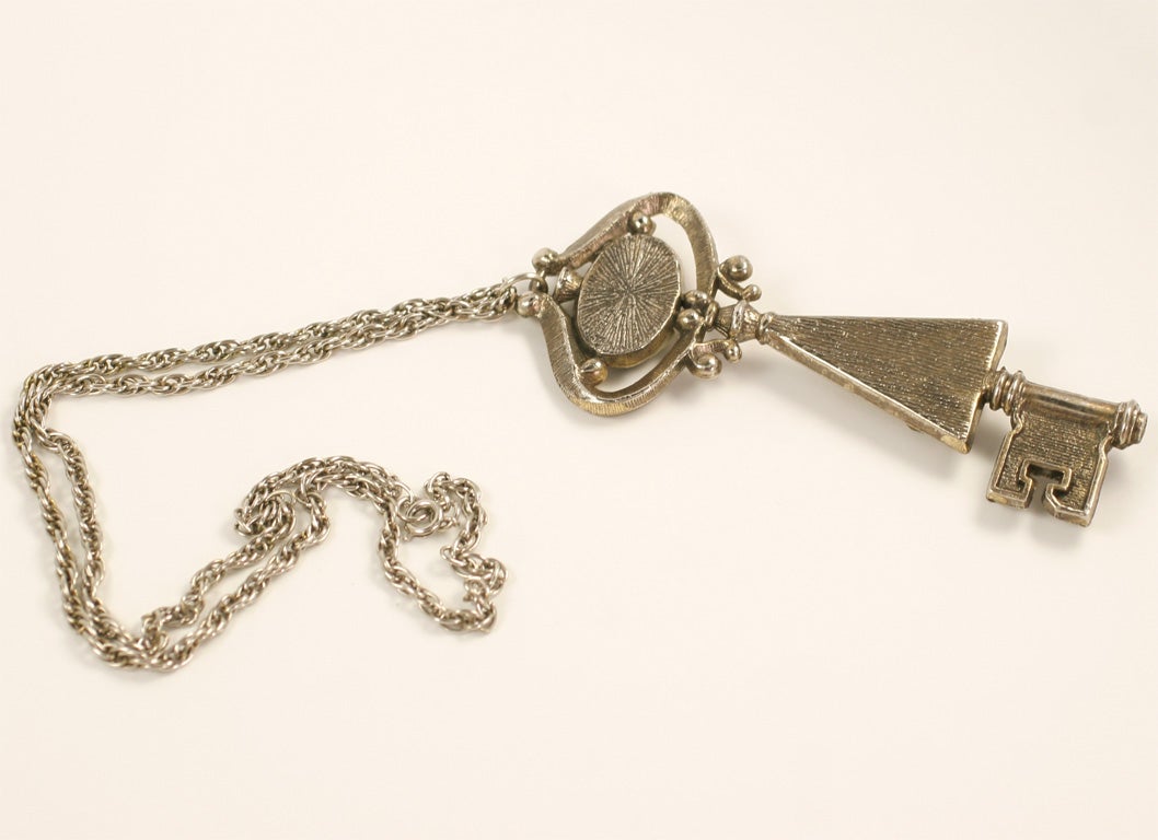 Grand collier pendentif clé « argent », bijou de fantaisie en vente 6
