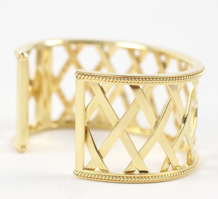 18kt Lattice Cuff Bracelet with hinge In New Condition For Sale In New York, NY