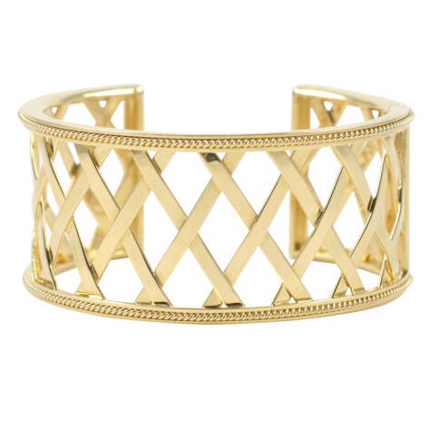 18kt Lattice Cuff Bracelet with hinge For Sale