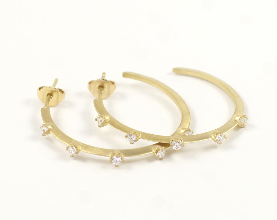Pendientes de aro de oro amarillo de 18 quilates y diamantes en venta 1