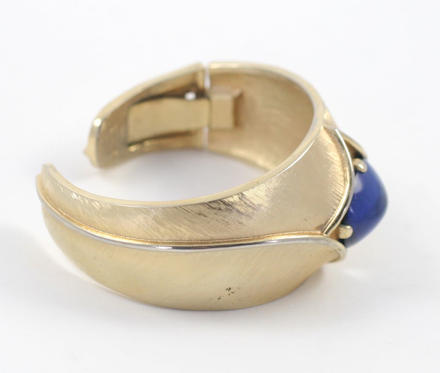 Bracelet Trifari « or » avec cabochon ovale, bijouterie de costume Bon état - En vente à Stamford, CT