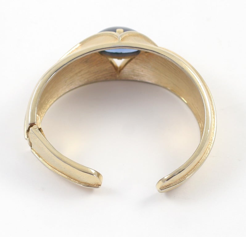 Bracelet Trifari « or » avec cabochon ovale, bijouterie de costume Pour femmes en vente