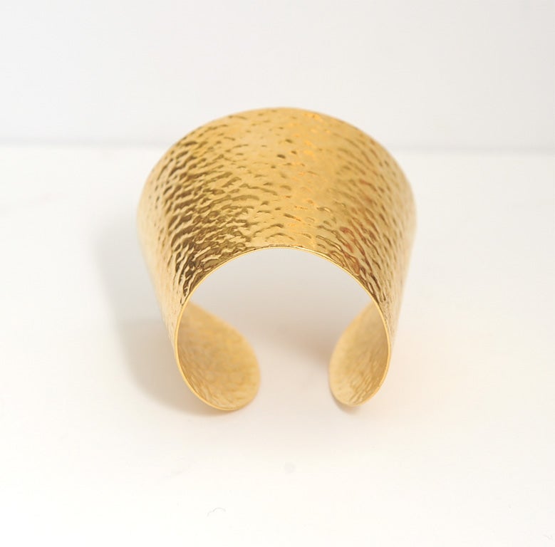 TRIFARI SIGNED HAMMERED CUFF BRACELET