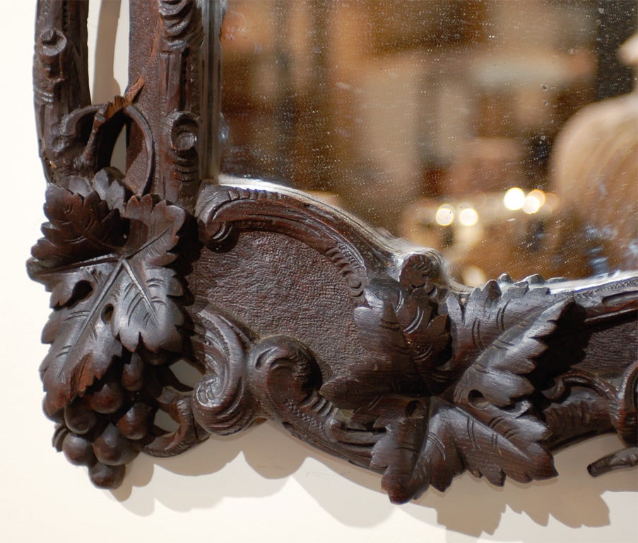 Miroir Grand miroir allemand du 19e siècle, sculpté en Black Forest, avec motif d'oiseaux en vente