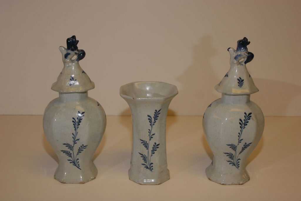 A DELFTWARE GARNITURE BY THE AXE FACTORY. DUTCH, C. 1790 For Sale 5