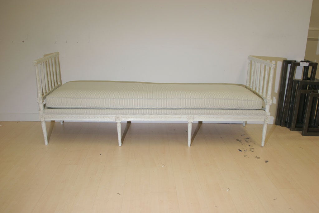 DaDaybed Bench Swedish Gustavian 18th Century White Sweden. A daybed made during the Gustavian period 1790-1810. A frame painted in a soft white and decorated with carvings such as leaf tip carvings and pearl beadings. Upholstered in a beige and