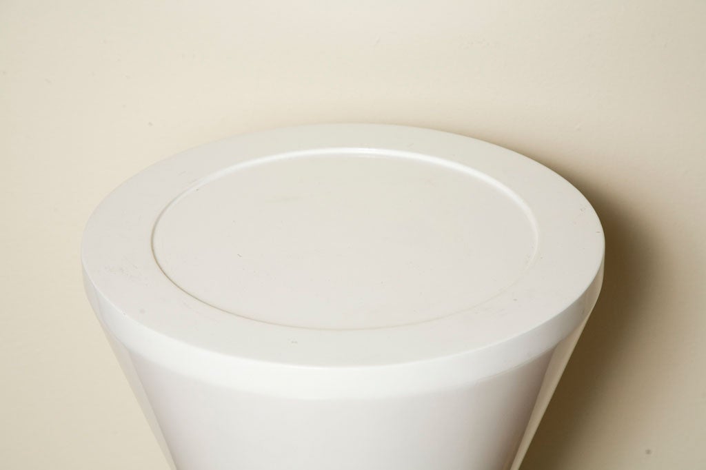 Unknown PAIR HOURGLASS ROUND WHITE LACQUER SIDE TABLES