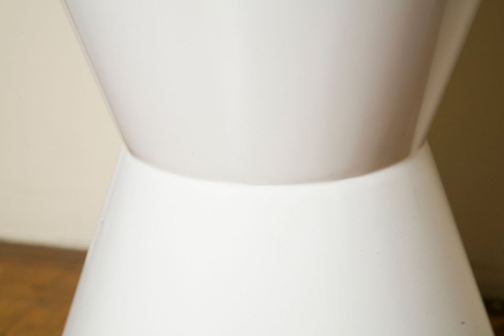 Wood PAIR HOURGLASS ROUND WHITE LACQUER SIDE TABLES