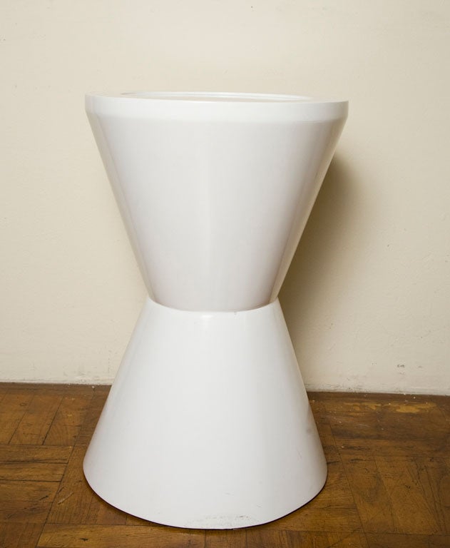 PAIR HOURGLASS ROUND WHITE LACQUER SIDE TABLES 2