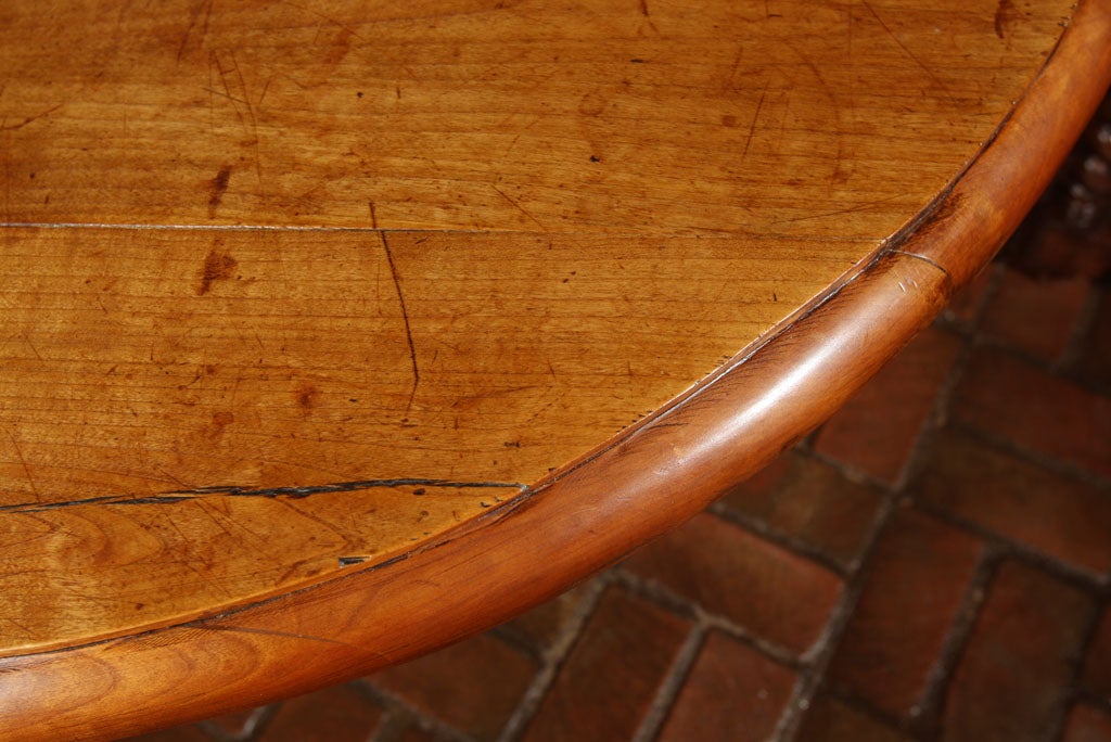 Français Table de manoir de château en cerisier français en vente