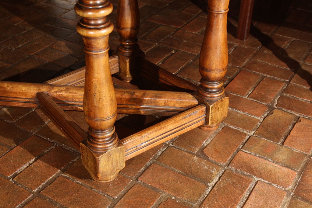 Table de manoir de château en cerisier français en vente 1