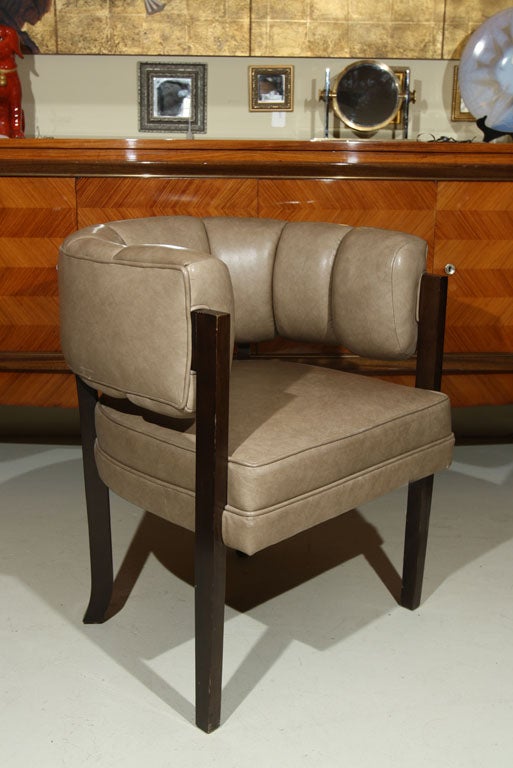 DIRECTIONAL PULL UP CHAIR