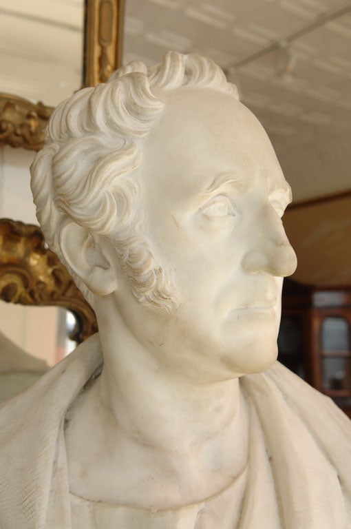 Anglais Buste en marbre sculpté d'un homme sur un piédestal cannelé
