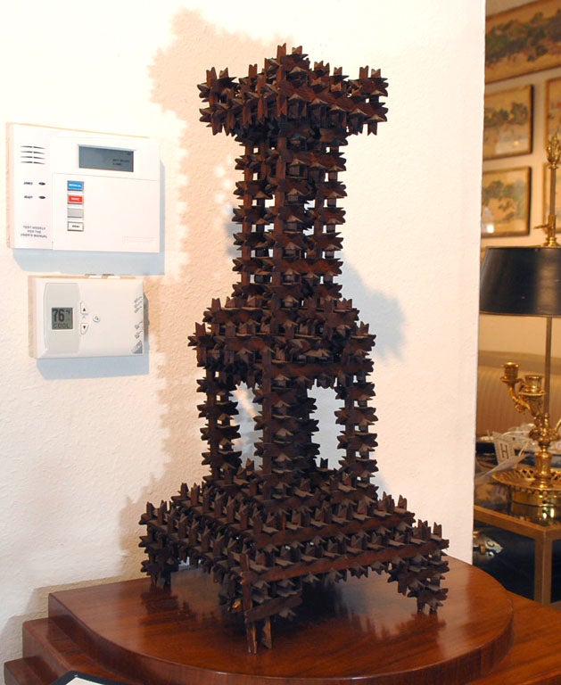 Merveilleuse sculpture d'art décorative en bois représentant un clochard ou un marginal,<br />
Sous la forme d'une tour architecturale,<br />
fait de centaines de pièces de bois sculptées à la main qui s'emboîtent les unes dans les autres,<br