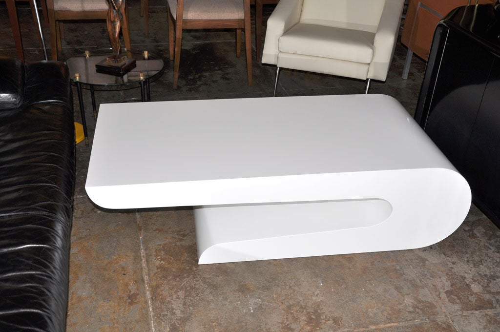 The shape and color of this coffee table make it easy to integrate in any modern decor.