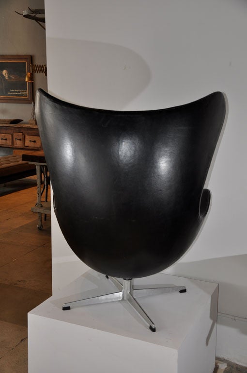 ARNE JACOBSEN EGG CHAIR 1