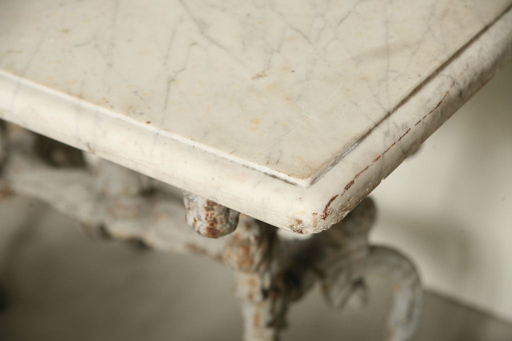 Suite de tables en fonte peintes en gris et de quatre tabourets en vente 1