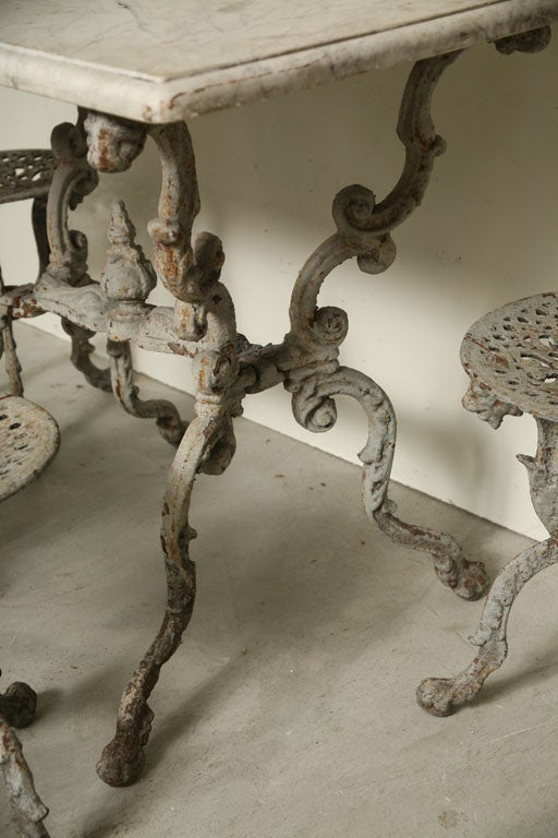 Suite de tables en fonte peintes en gris et de quatre tabourets en vente 2