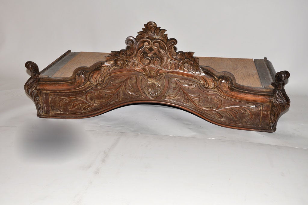 Eine geschnitzte Vintage-Bettkrone aus Holz.
