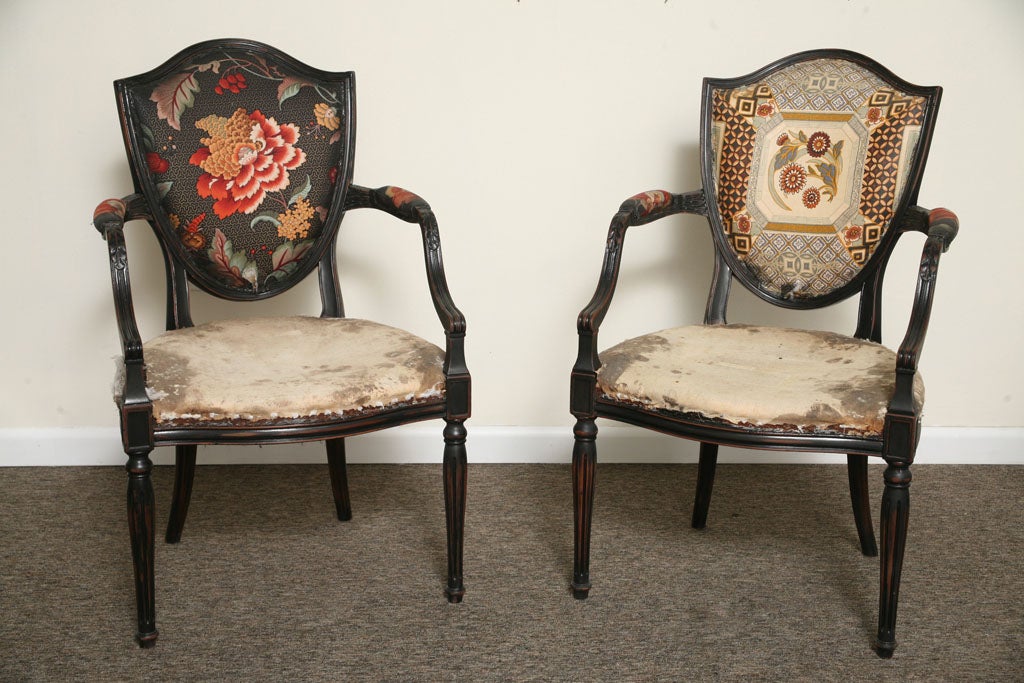 Italian Pair of Neoclassical elegant armchairs in black finish with shield form backrest.
In good vintage condition with some normal wear.

