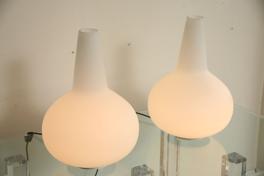 Paire de lampes en verre opalin de Max Ingrand et Pietro Raimondi pour Fontana Arte.
Câblage américain et chaque ampoule est compatible avec une ampoule normale ou une ampoule LED.
En très bon état, pas d'éclats, pas de cassures. 
