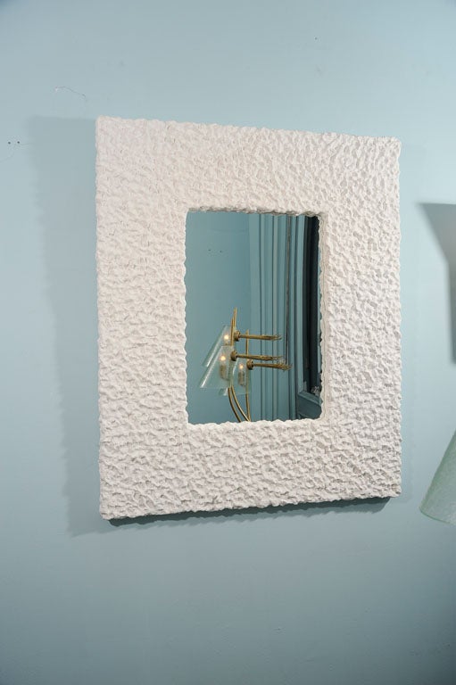 Cadre en plâtre texturé réalisé en Studio avec miroir inséré. Ce modèle est fabriqué exclusivement pour Donzella.
Verre : 16 1/2