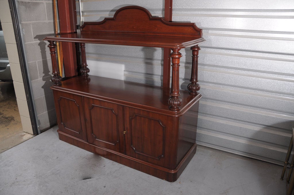 English Serving Console or Sideboard of Mahogany with Turned Supports In Good Condition For Sale In Austin, TX